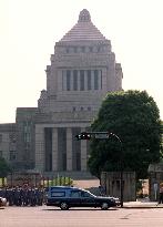 Hearse carrying body of Takeshita passes by Diet building